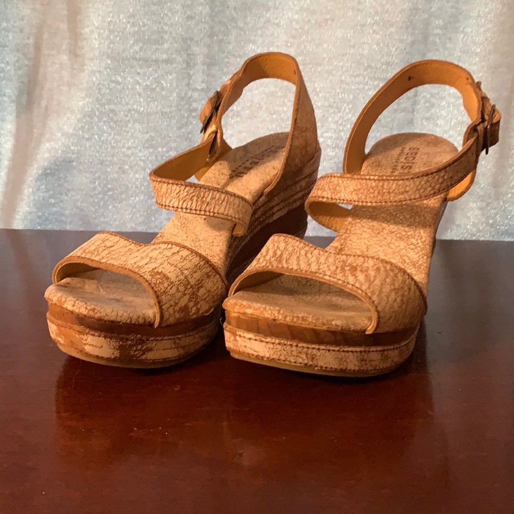 BedStu leather wedge